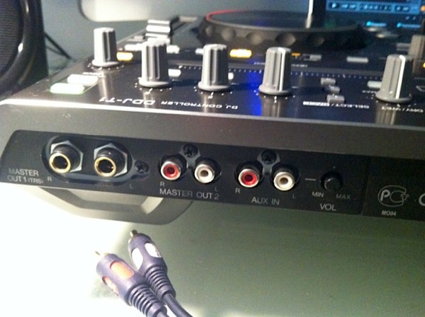 Review & Video: Pioneer DDJ-T1 4-Channel Traktor DJ Controller