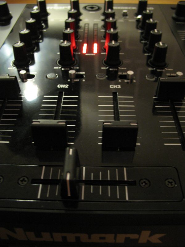 Review & Video Numark Mixdeck Quad Digital DJ Tips