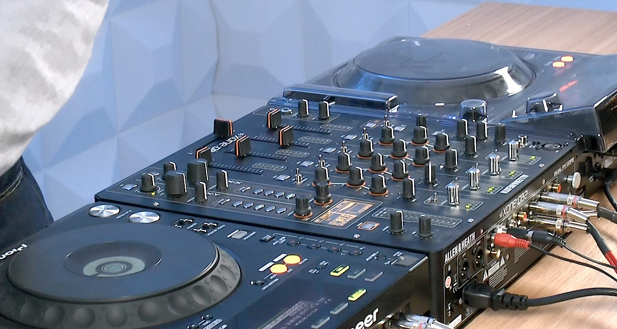 Your Questions: Pioneer CDJ-850 Or XDJ-1000?