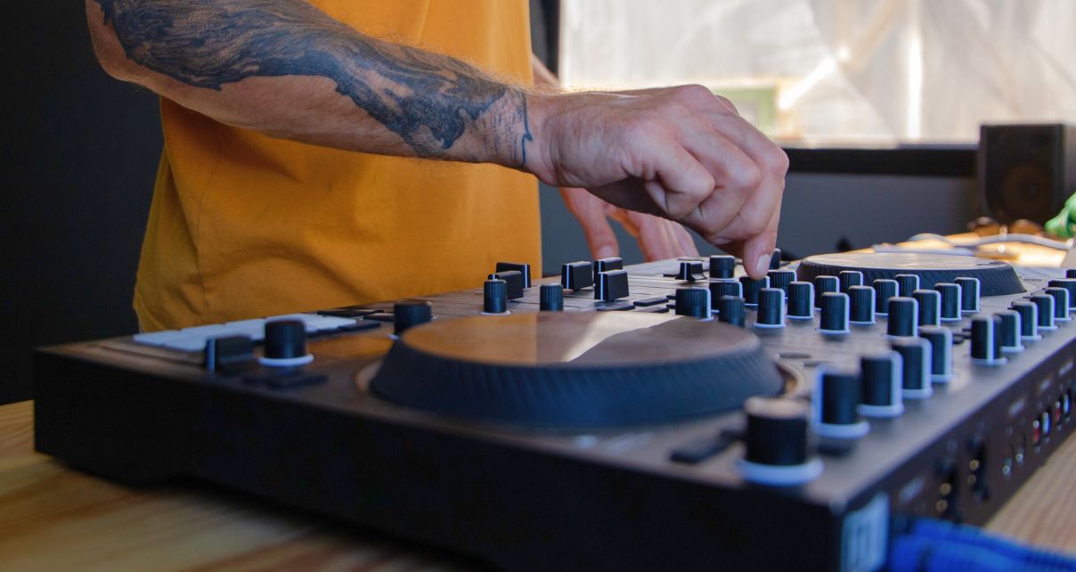 The Ultimate Guide To DJ Livestreaming In 2025