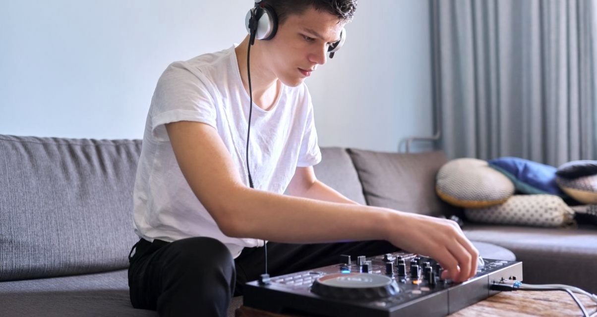 How To DJ Play Your First DJ Set In Just 4 Hours! Digital DJ Tips