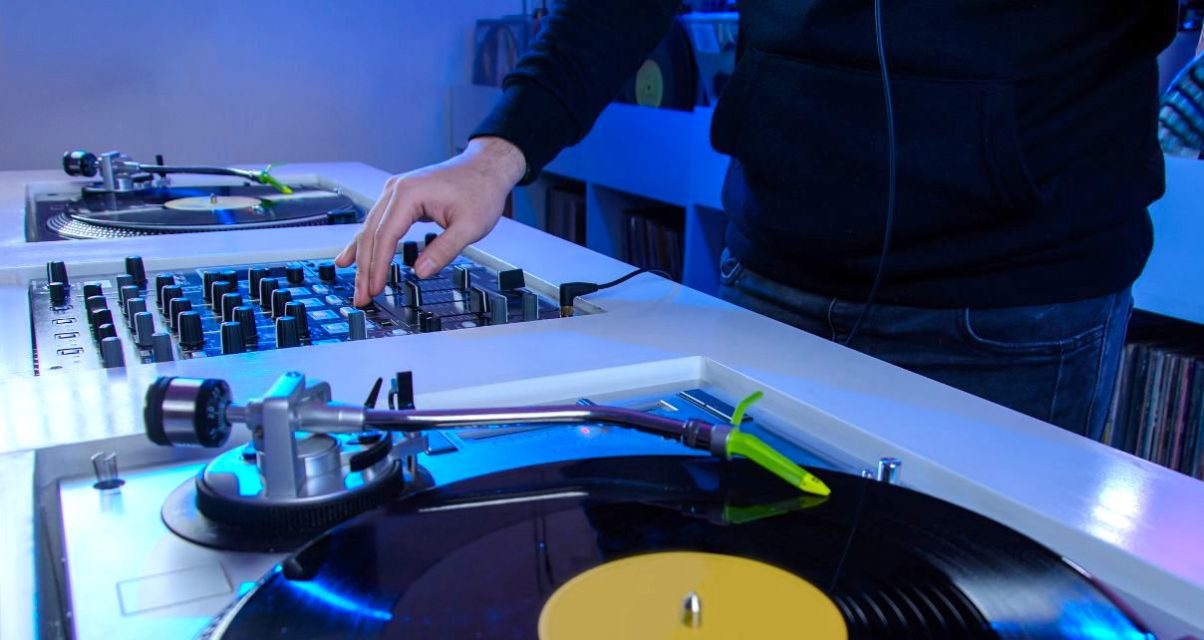 How To DJ With Digital DJ Controllers & Pro Gear Digital DJ Tips