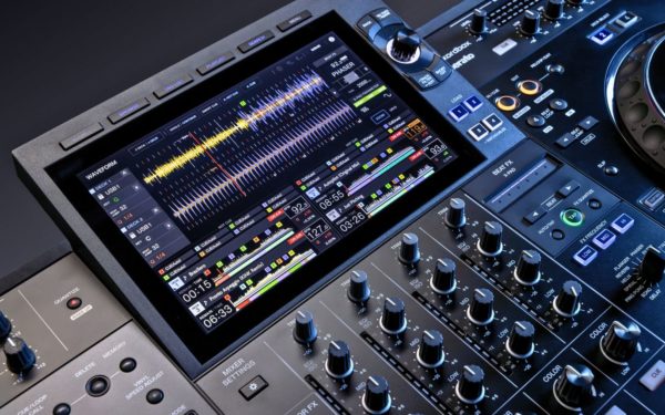 Close-up view of the screen on the AlphaTheta XDJ-AZ standalone gear.