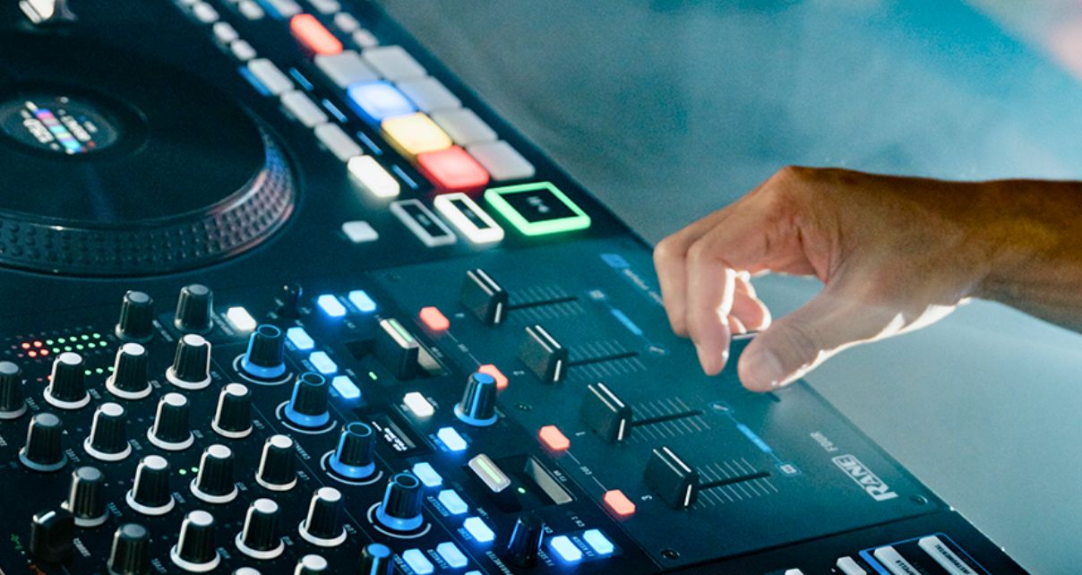 The 7 Best DJ Controllers For 2025 - Dig