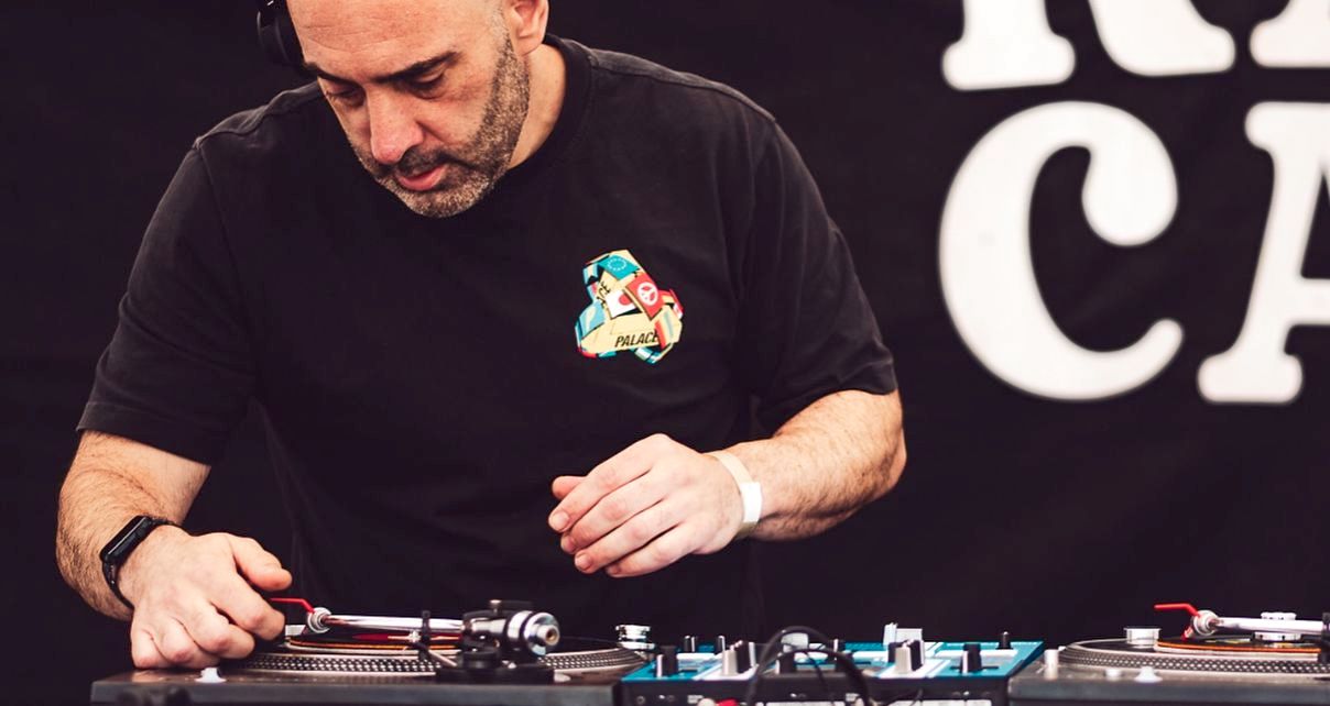 Mojaxx DJing with 7" records at a festival.